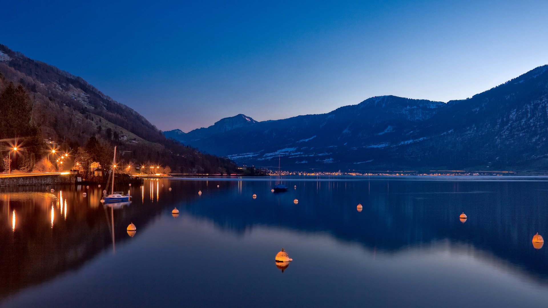 lago montagne boe luci riva superficie liscia cielo barche acqua sera riflessione lago in montagna