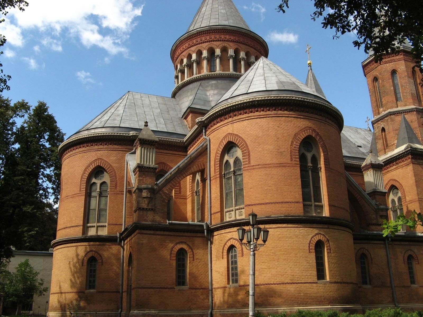 ucrania iglesia católica armenia ladrillo rojo sala de órganos chernivtsi arquitectura iglesia fondo religión cielo