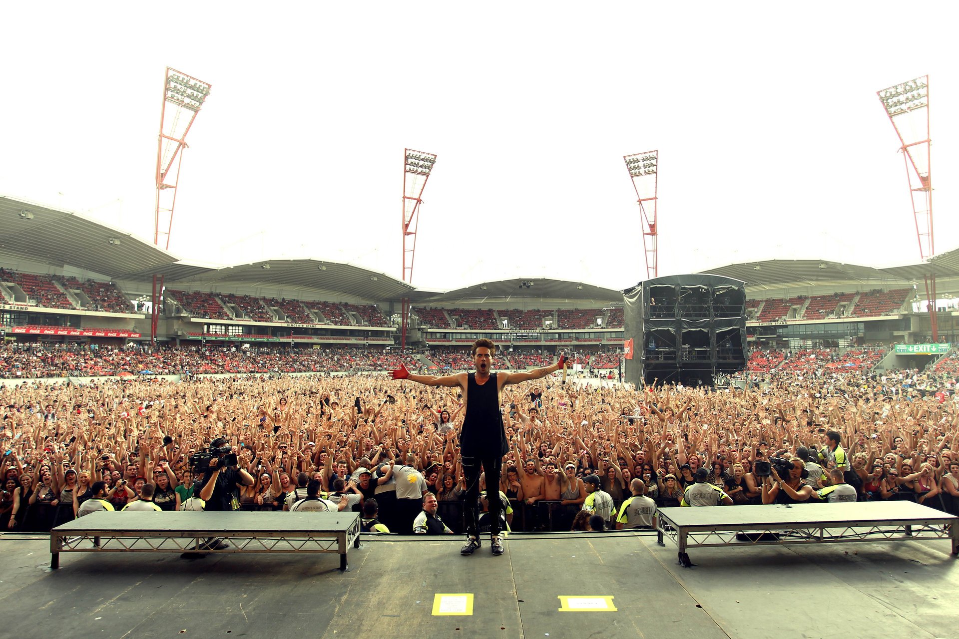 jared leto koncert 30 seconds to mars stadion ludzie fani scena kamery muzyka solista