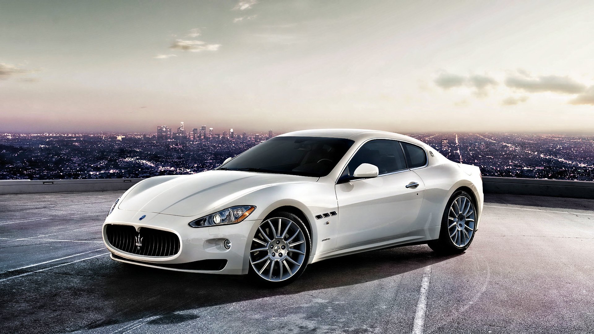 coche blanco en el fondo de la ciudad maserati altura auto blanco ciudad italia puesta de sol coches vehículos vehículos de motor