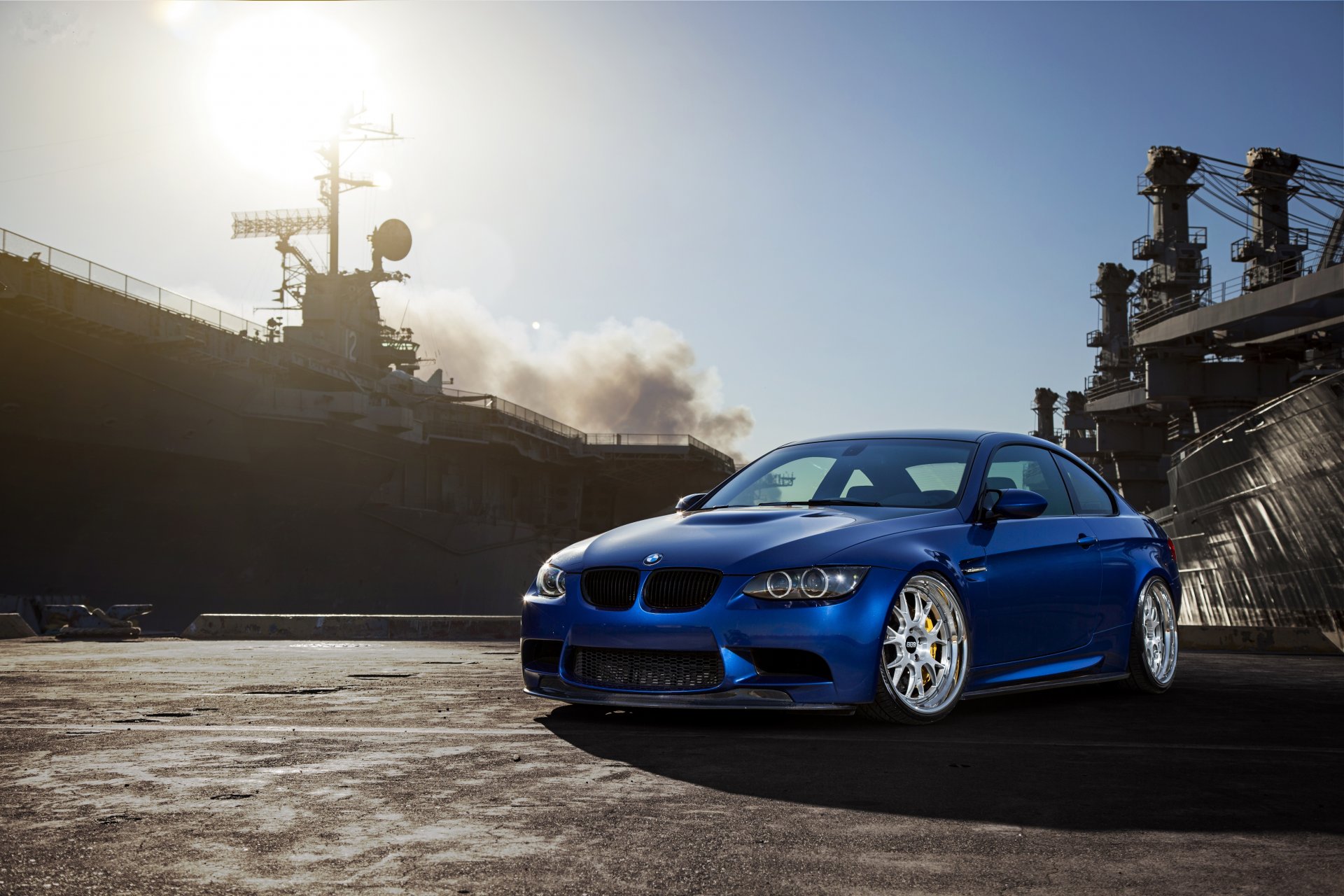 bmw m3 e92 niebieski bmw dym niebo słońce