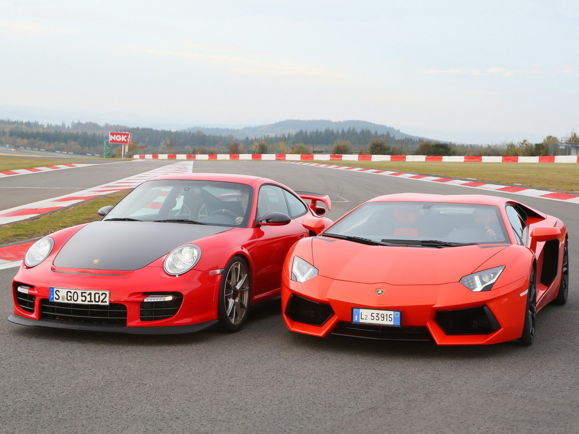 lamborghini aventador lp700-4 et porsche 911 porsche lamborghini supercars