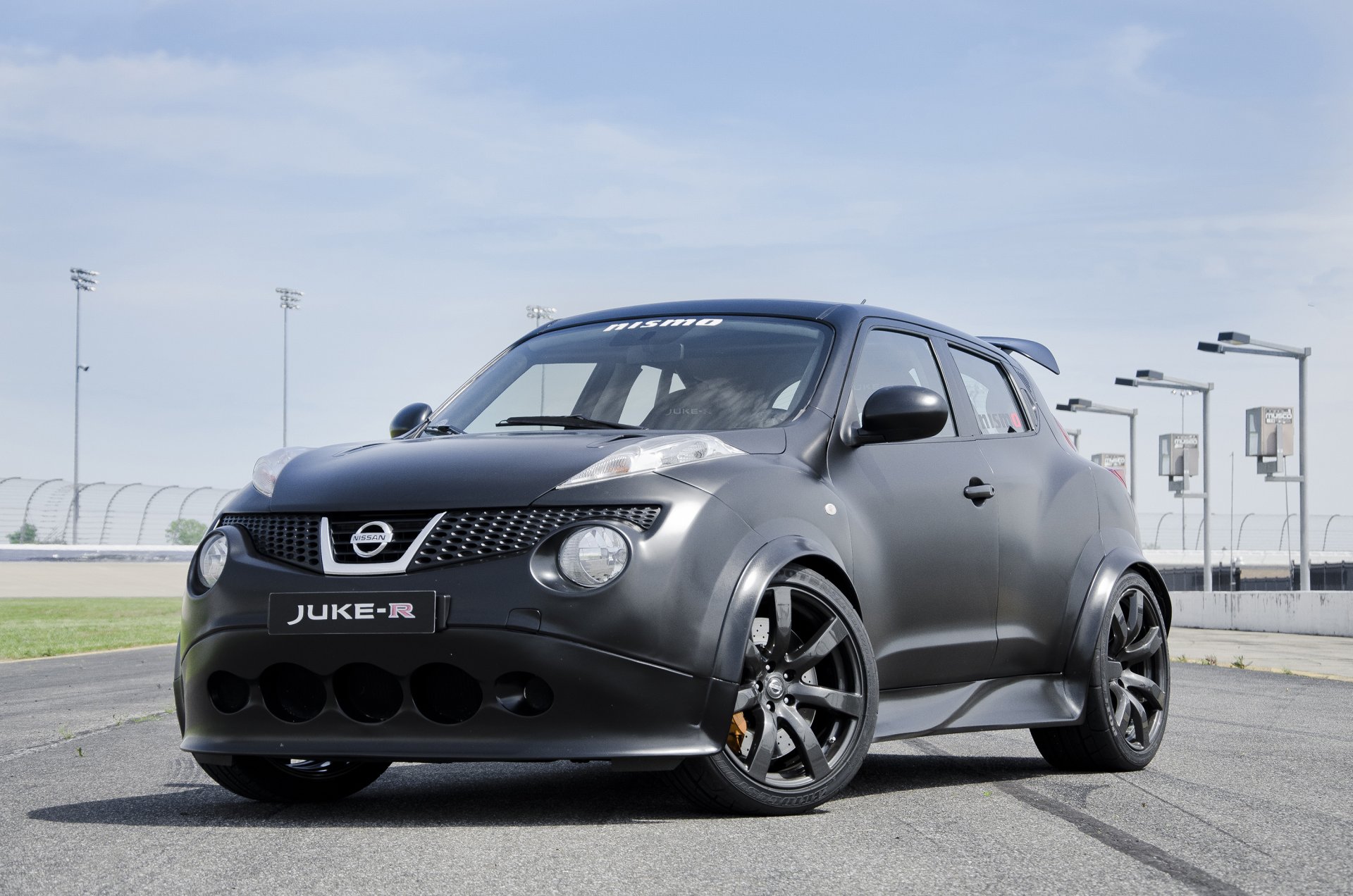 nissan juke-r nismo czarny tor niebo