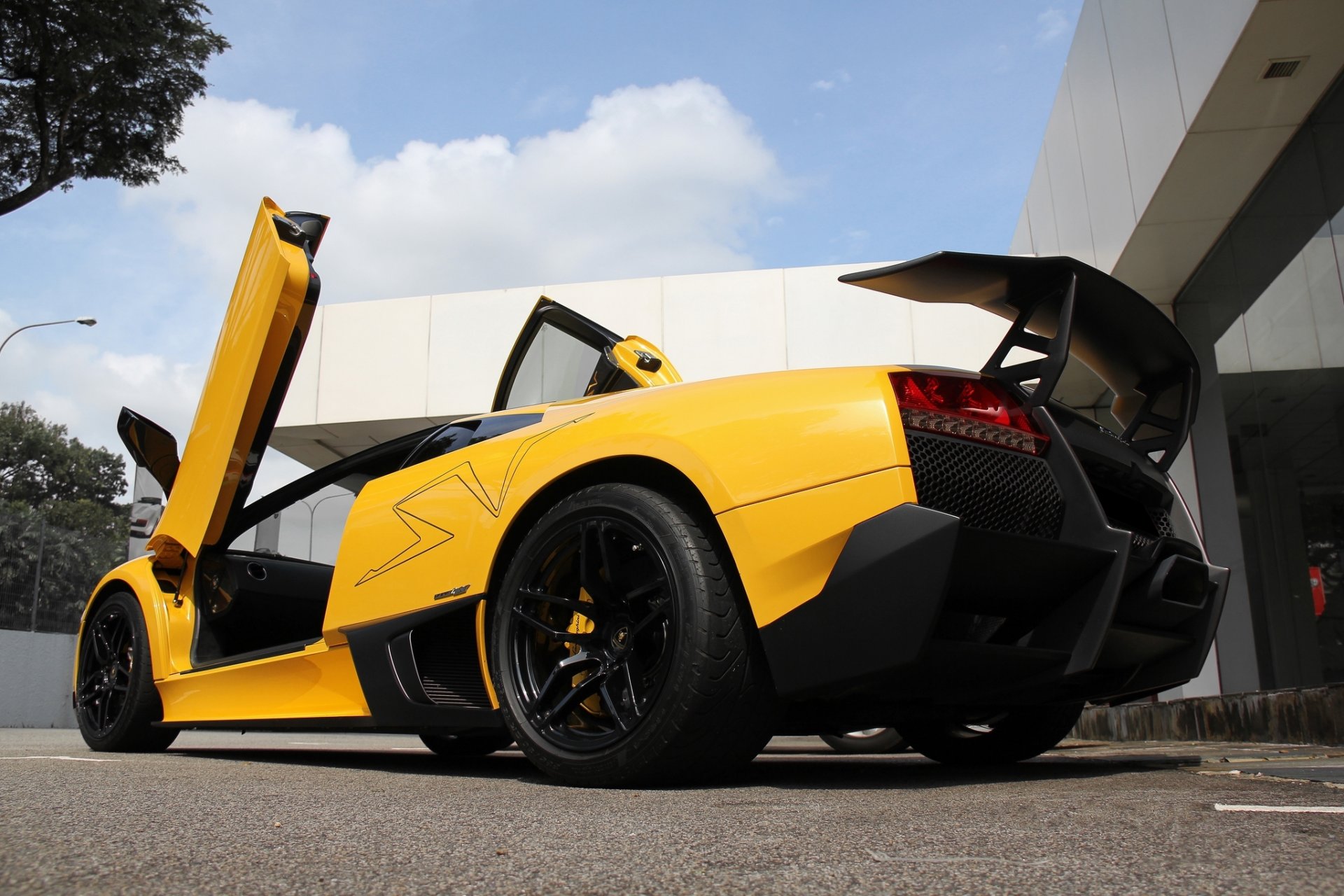 lamborghini murcielago lp670-4 sv jaune lamborghini murcielago vue de dessous anti-aile ciel nuages