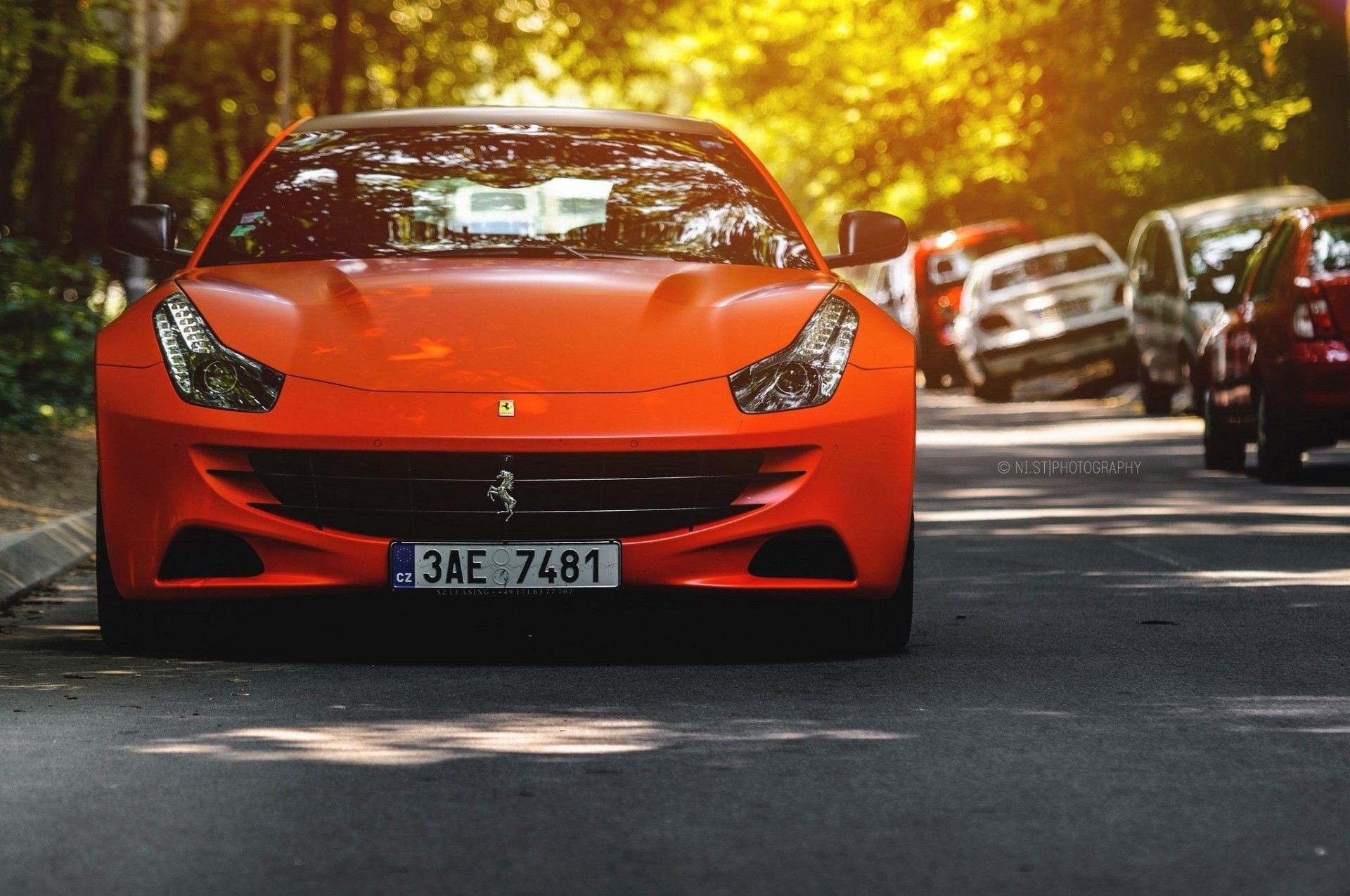 asphalte orange brouette ferrari rue rangée éblouissement phares route voiture pare-chocs auto voitures rouge