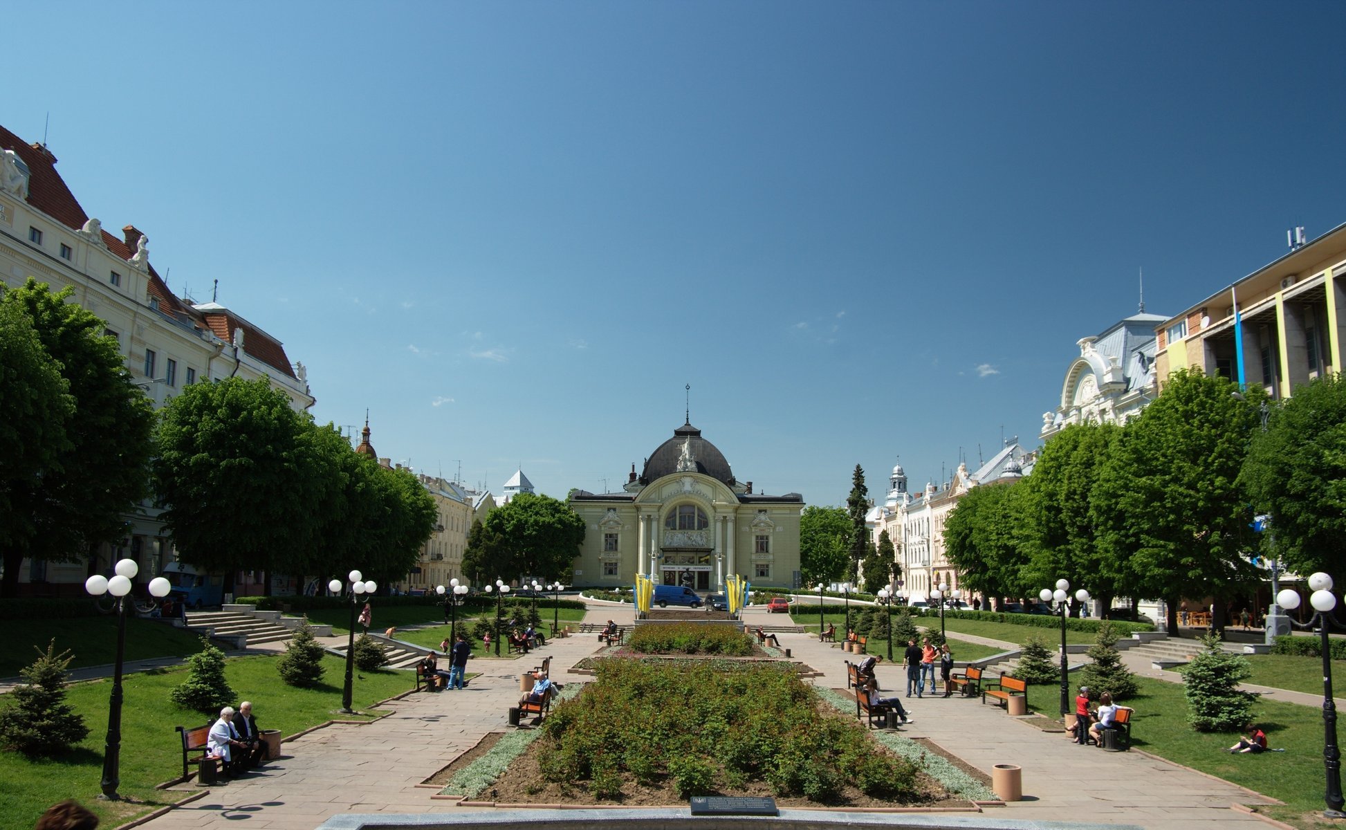 plac teatralny ukraina teatr dramatyczny czerniowce teatr architektura plac miasto aleja tło fasada kwietniki sklepy niebo