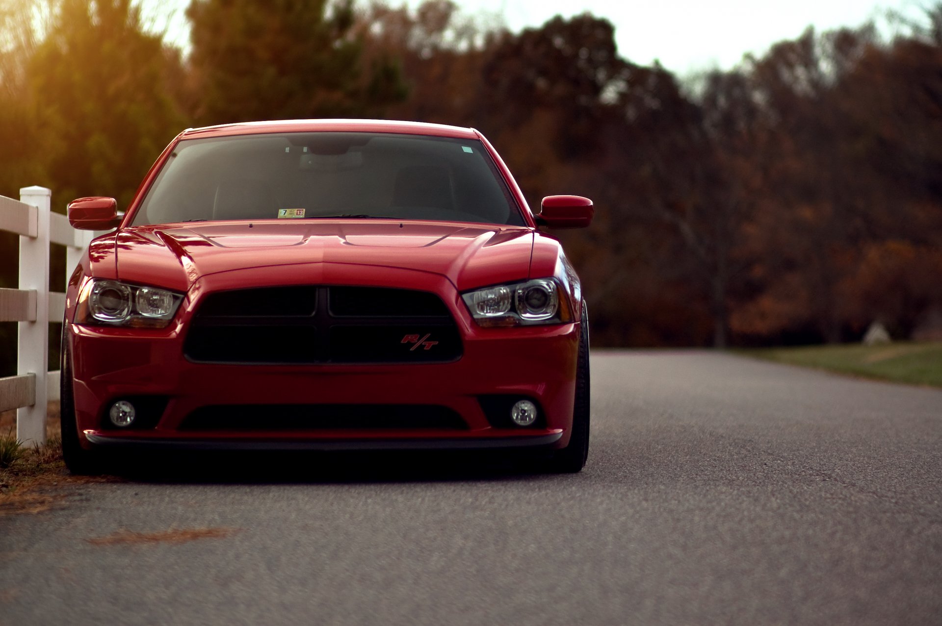 dodge cargador r / t rojo dodge cargador rojo frente reflexión