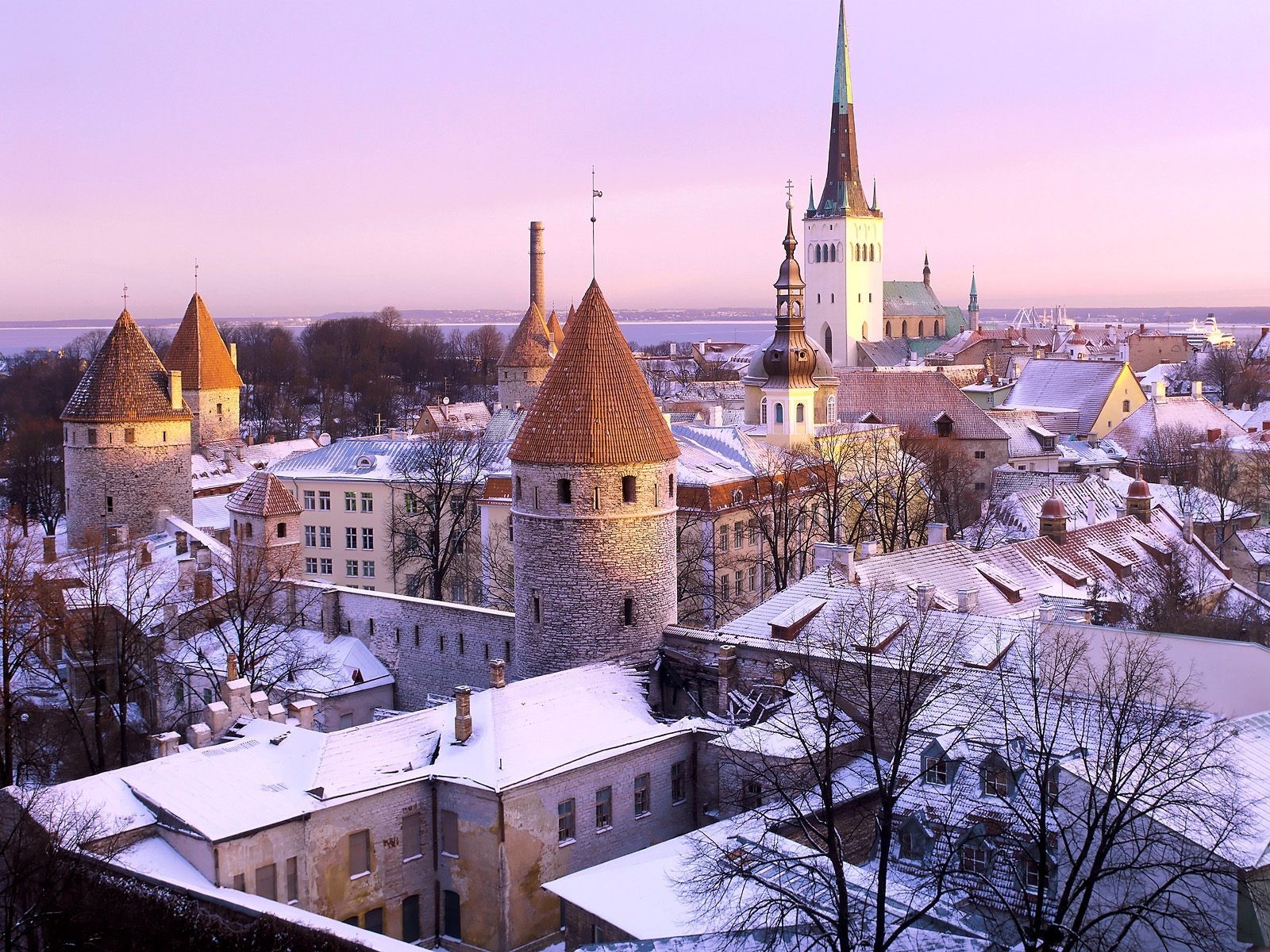 tallinn estonia buco nel tetto