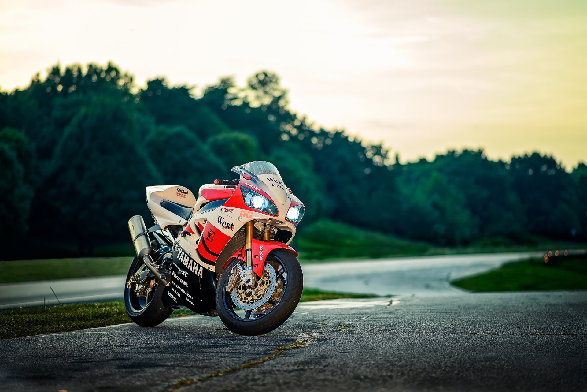 yamaha yzf-r1 weiß fahrrad yamaha p1 weiß motorrad straße bäume sonnenuntergang