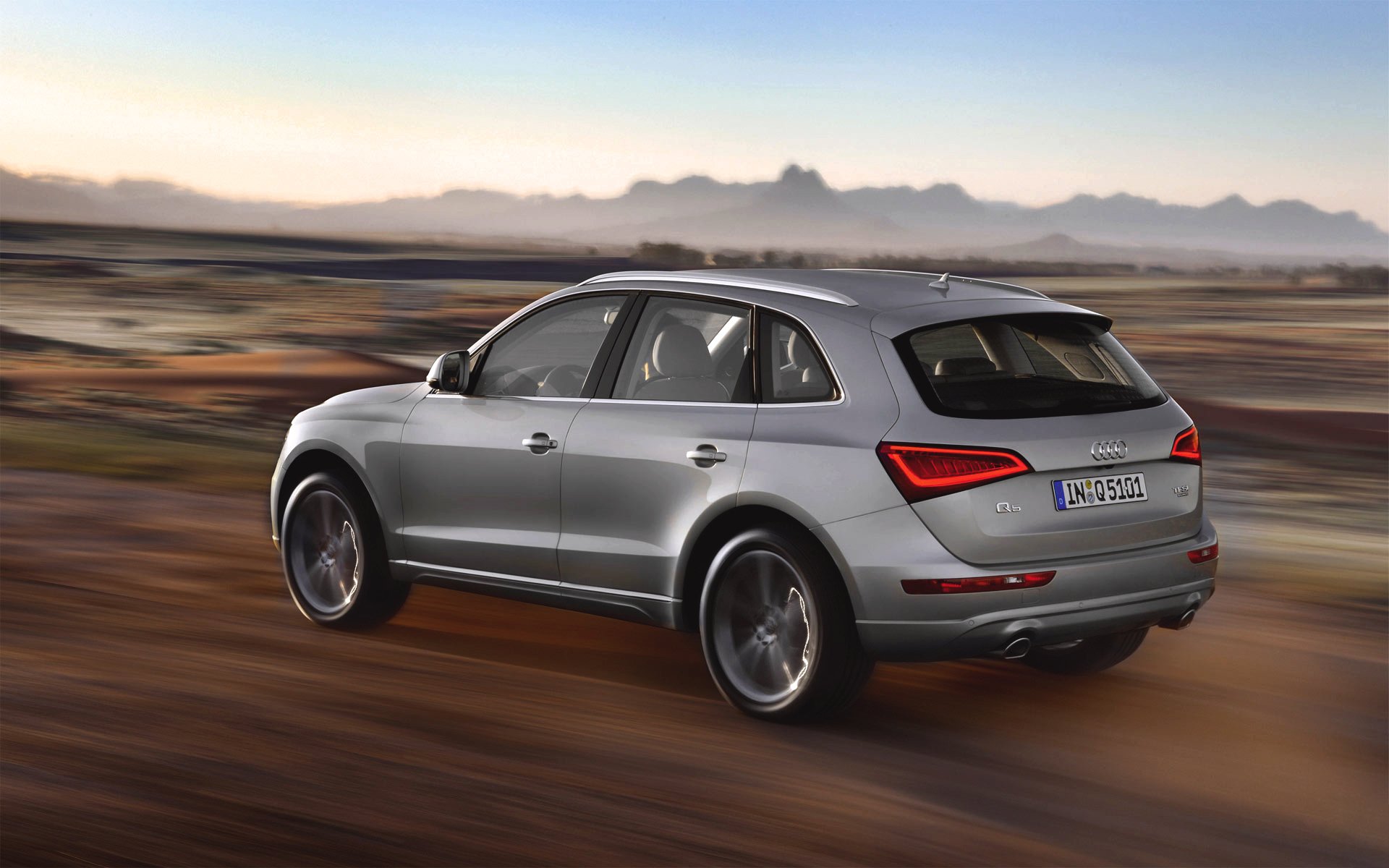 audi q5 auto en mouvement vue latérale argent gris voiture suv