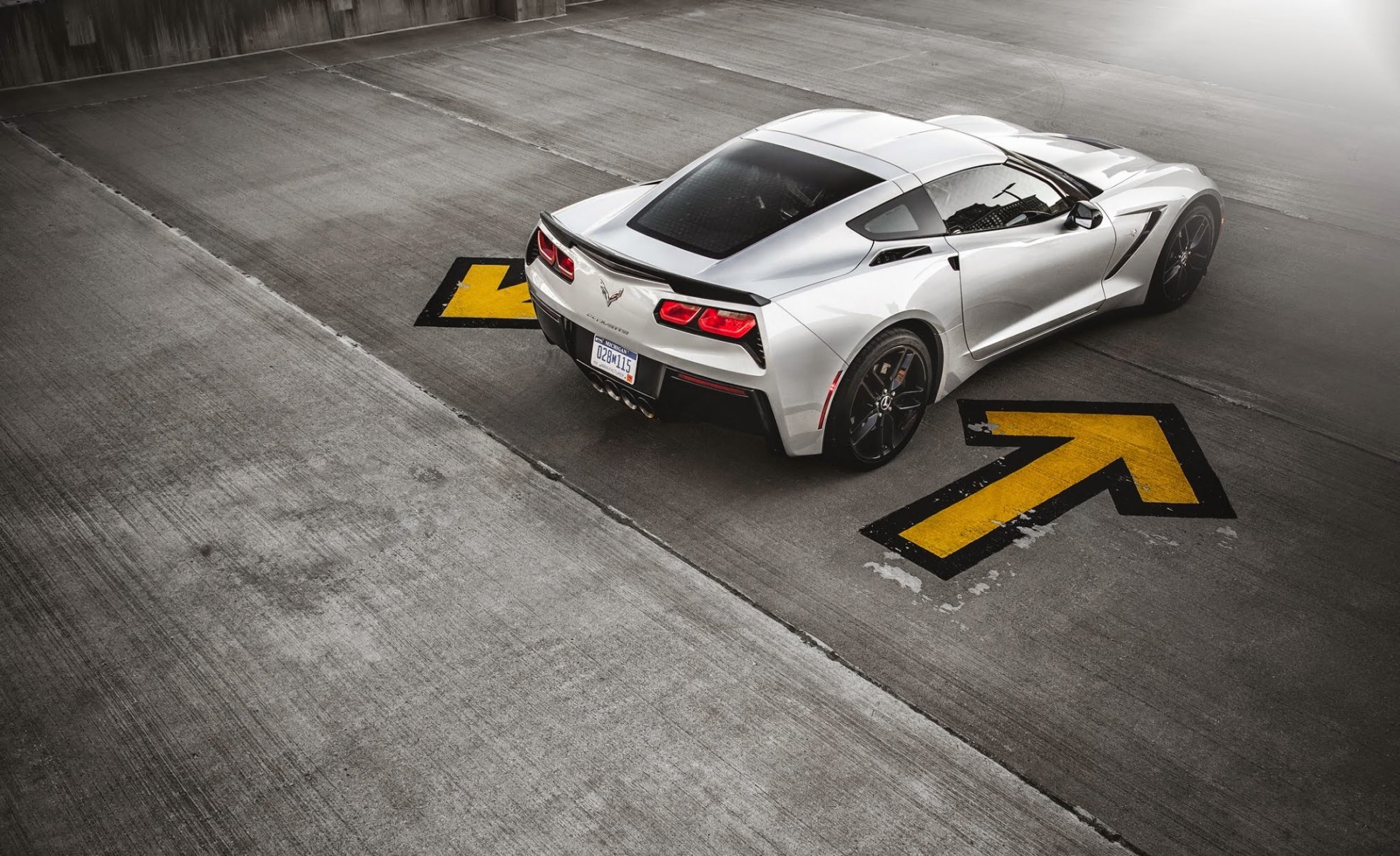 chevrolet corvette stingray z51 argento posteriore americano muscle car sole luce