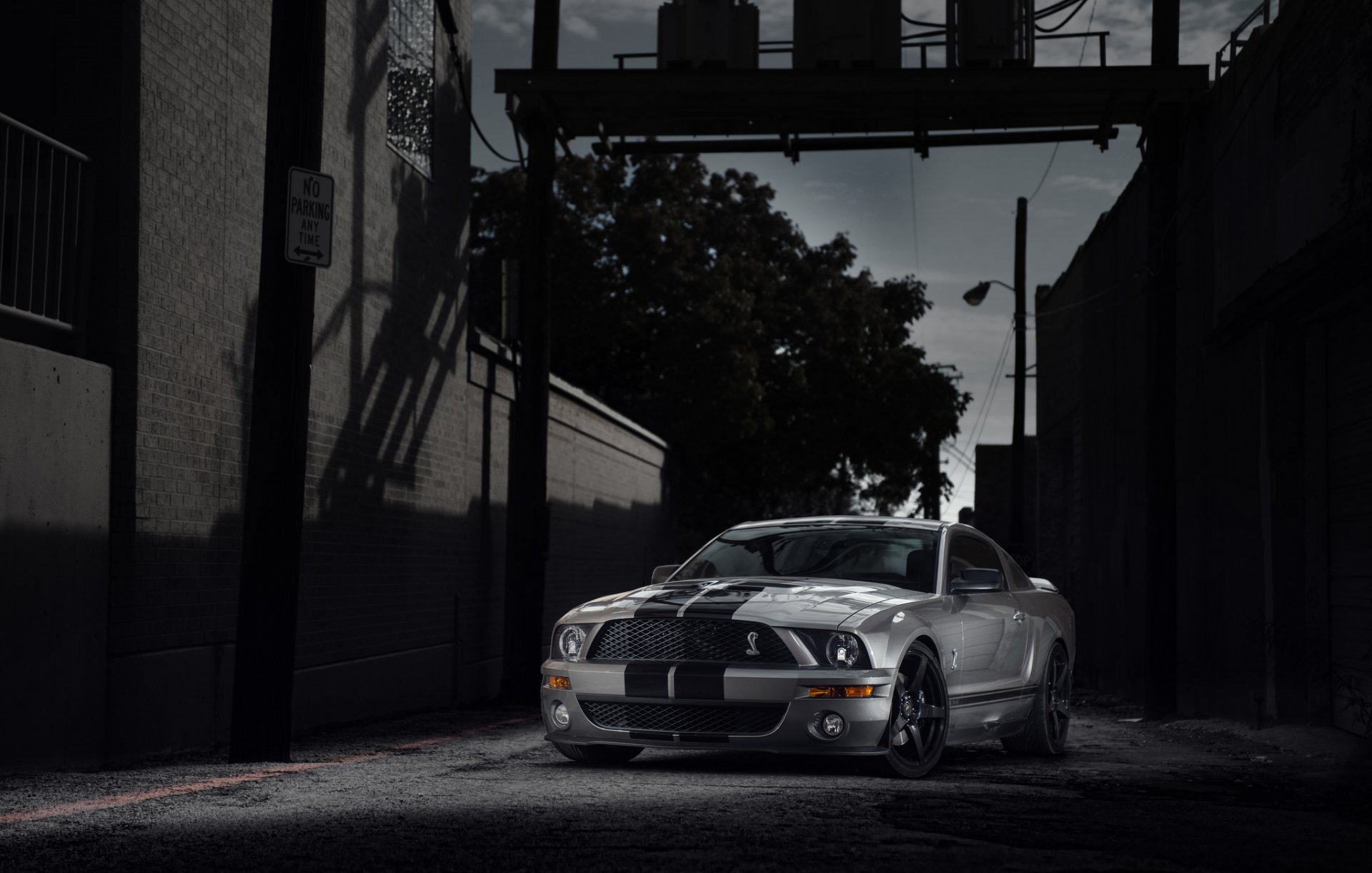 ford mustang gt500 shelby argent argent ruelle bâtiments crépuscule