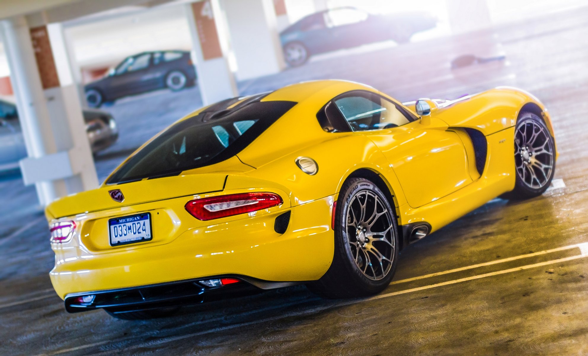 ausweichen viper hundert gts gelb parkplatz dodge viper