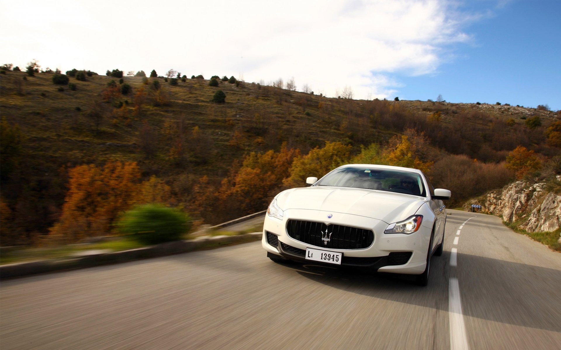 maserati quatroporte maserati blanco otoño frente cielo