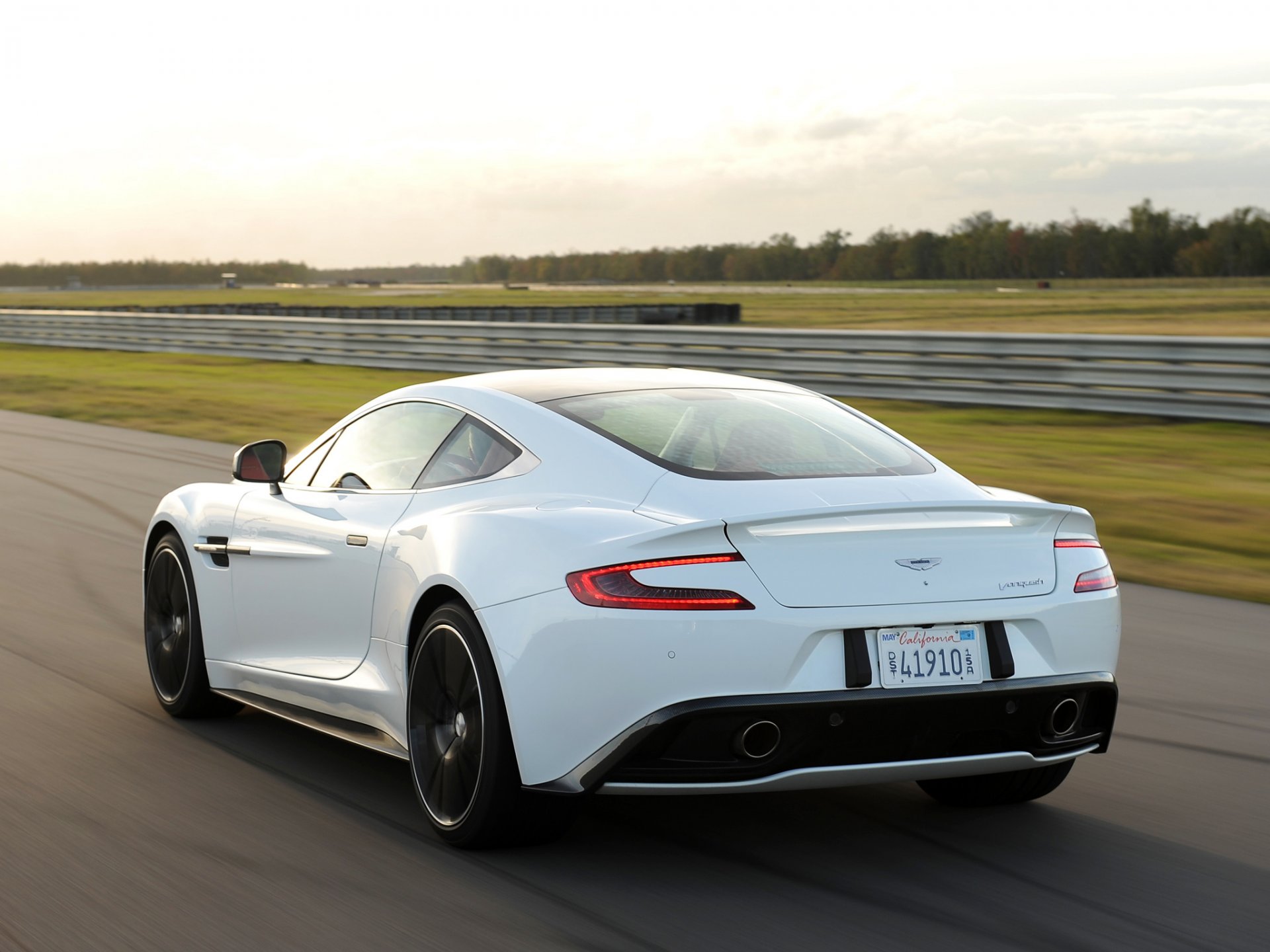 aston martin vanquish vue arrière aile voiture supercar blanc