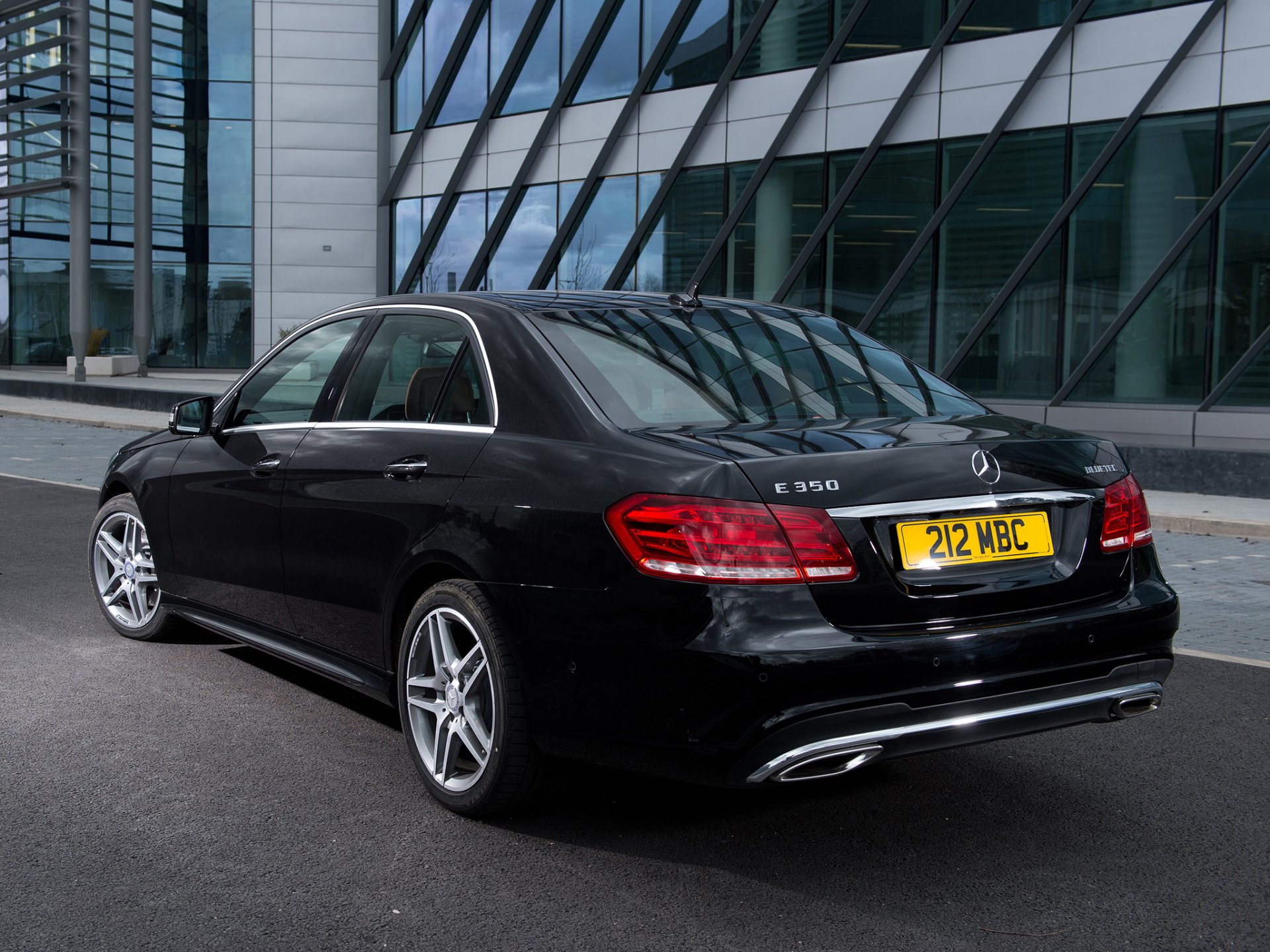 mercedes-benz e 350 bluetec amg paquet de sport voiture vue arrière mers