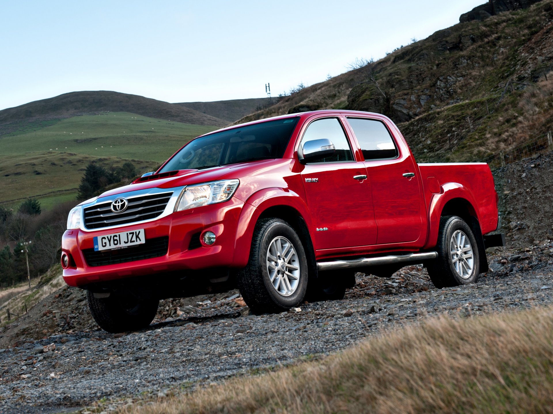 toyota hilux double cab regno unito-spec picup rosso auto auto carta da parati giappone?toyota hailax double cab pickup rosso versione inglese inghilterra regno unito natura montagna giappone