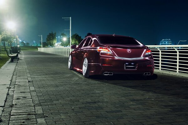 Honda accord Bourgogne sur le fond de la ville du soir