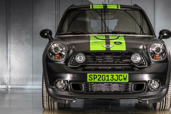 Schwarzer Mini Cooper mit grünen Streifen