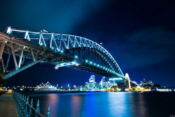 Die Lichter der Nacht von Sydney über dem Fluss