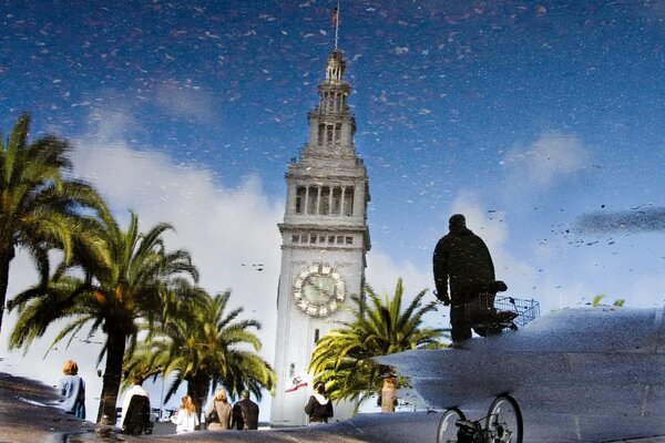 Reflejo de la torre en el charco