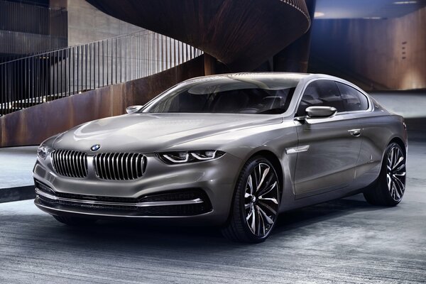 Concept argento bmw gran lusso sullo sfondo delle scale