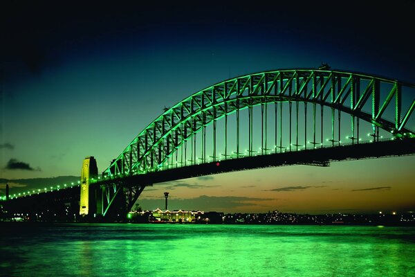 Rzeka. Most. Oświetlenie. Zielony