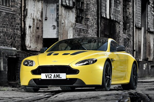 Aston Martin giallo vista frontale