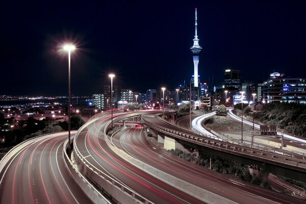 Percorso automobilistico dalla luce sulla strada