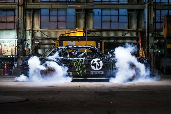 Ford Mustang en humo sobre hermosas ruedas