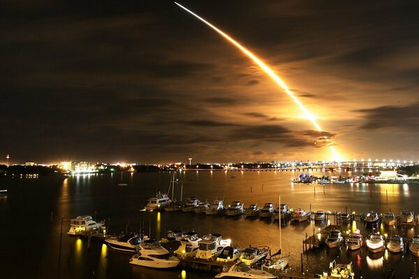 Raketenstart in der Nacht am Pier