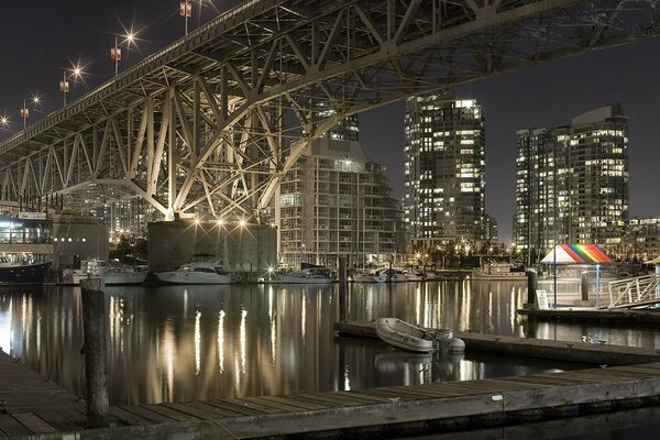 Puente de la ciudad sobre el río por la noche