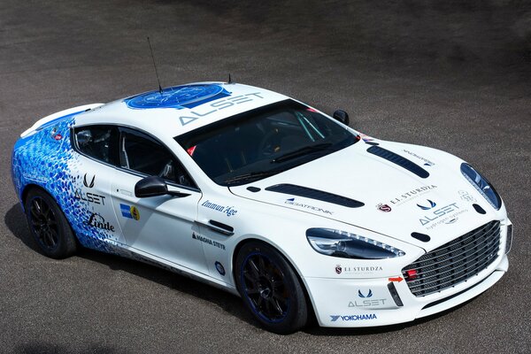 Photo hybride d Aston Martin en blanc