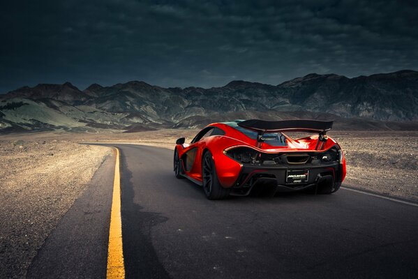 Hypercar orange. Photo de derrière sur la route