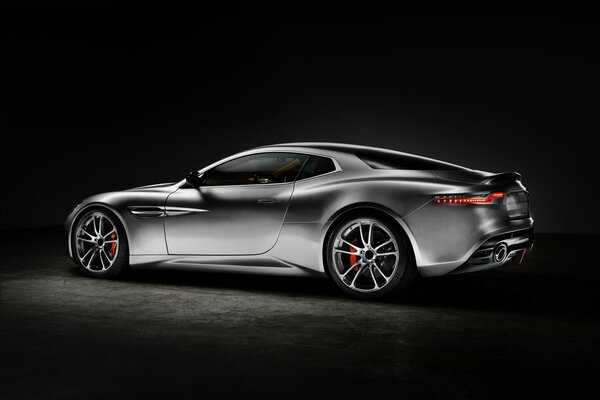 Aston Martin gris sur fond noir