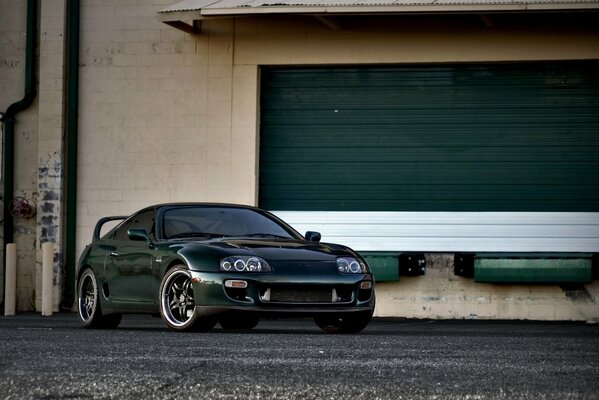 Porte de garage verte Toyota supra