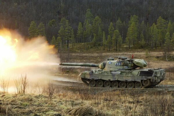 La parola di tanks. Carro armato nel campo. Battaglia. Fuoco. Guerra