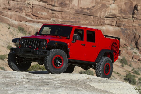 Concepto de Jeep rojo brillante wrangler red rock