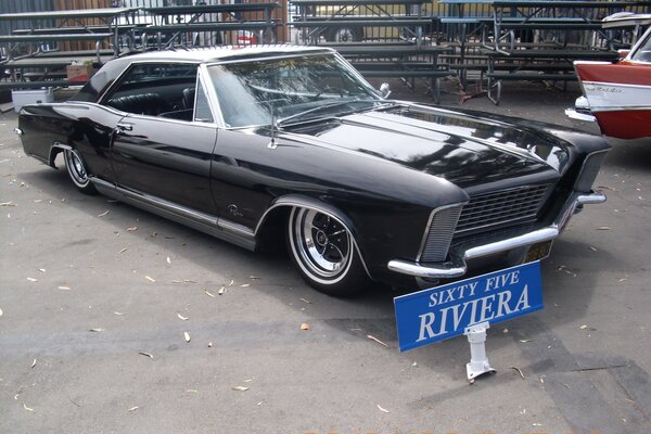 Klassische Buick Riviera in schwarzer Farbe