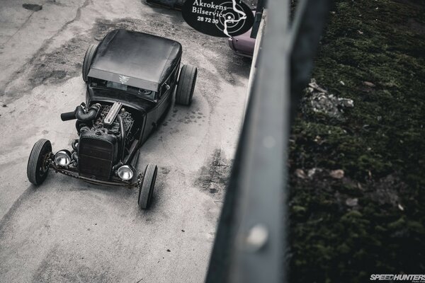 Retro-Auto in Schwarz mit großen Scheinwerfern