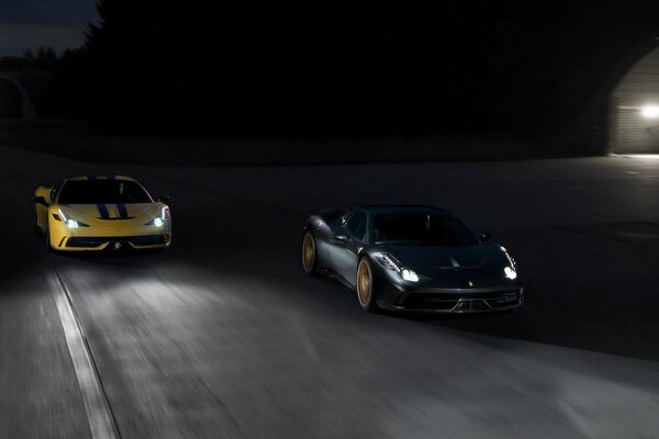 Nocne wyścigi żółtego i szarego Ferrari