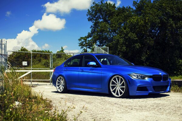 Niebieskie BMW w całej okazałości