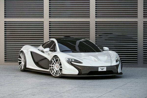 McLaren descansa de su dueño en las paredes del estacionamiento