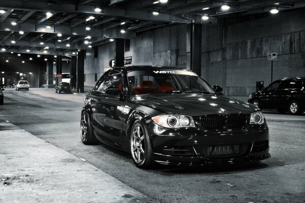 Coche negro BMW en el garaje nocturno