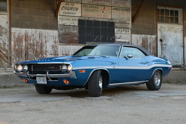 Vieux Dodge Challenger sur fond d entrepôt