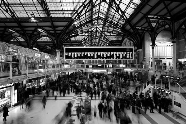 Die Hektik der Passagiere am Londoner Bahnhof