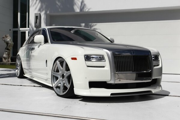 Rolls Royce blanco en la casa blanca