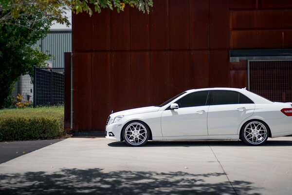 Photo of a white Mercedes e class in profile