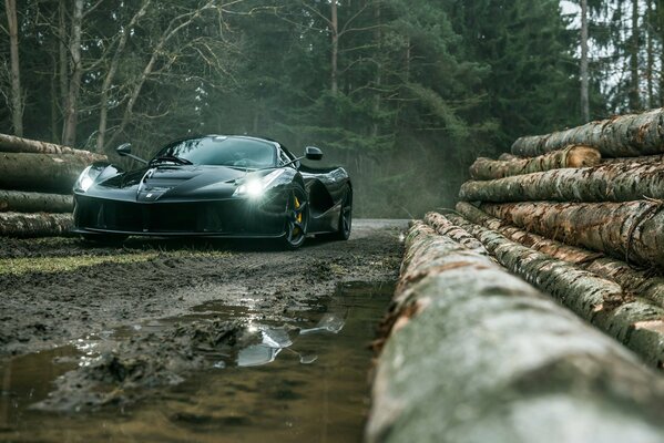 Supercar Ferrari à la scierie