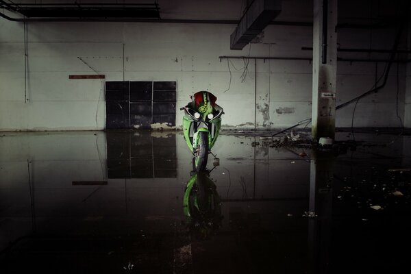 Motocicleta verde yamaha yzf-r1 en el hangar